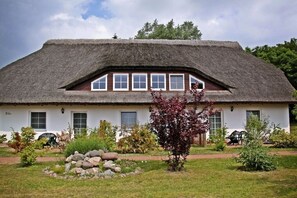 A traditional thatched-roof house with a garden in front. - "Am Kiekenbusch" Groß Zicker (Groß Zicker)