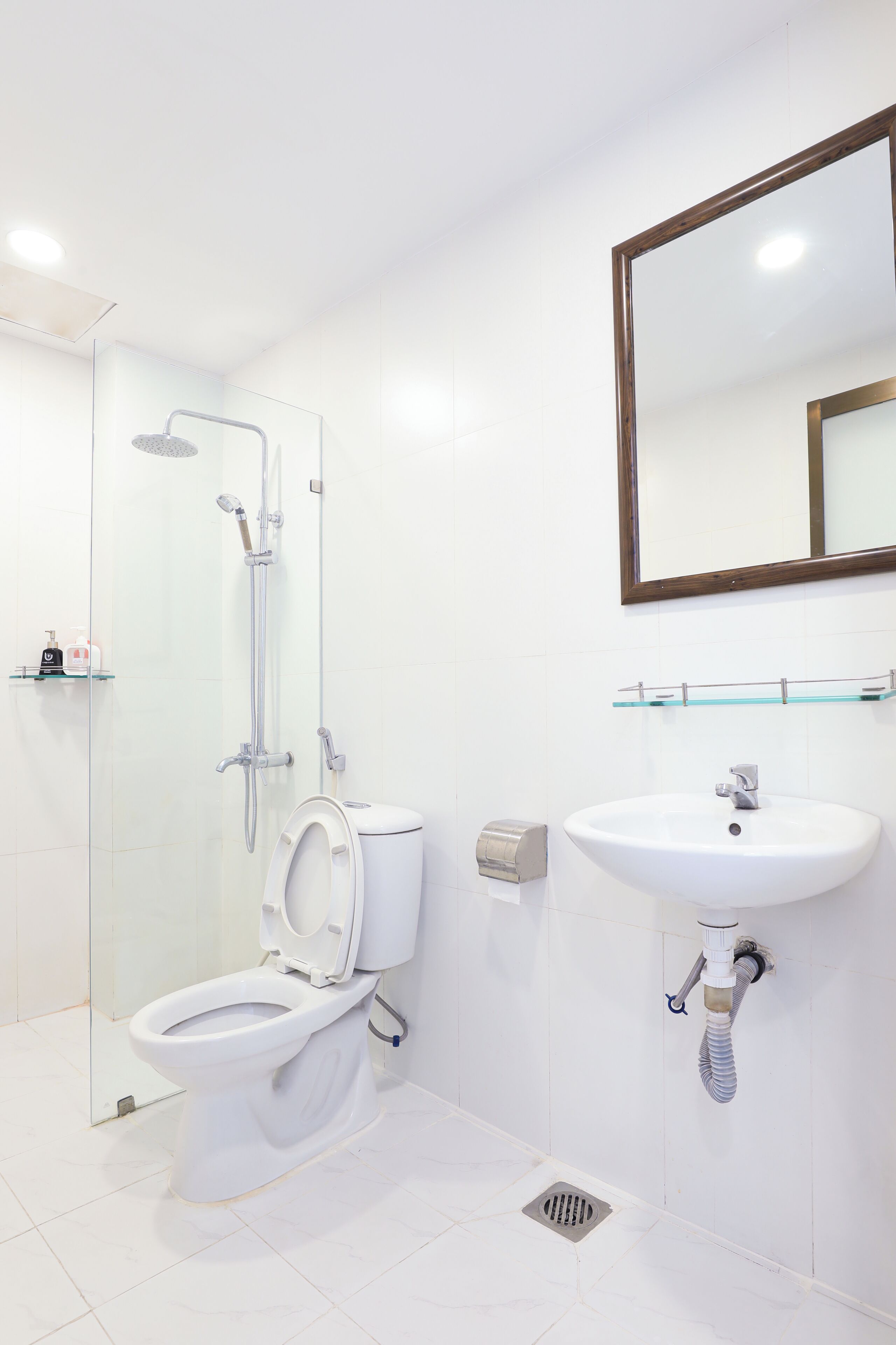 Phòng 4 Tiêu chuẩn, quang cảnh thành phố | Phòng tắm | Dép đi trong nhà, chậu vệ sinh/vòi rửa 