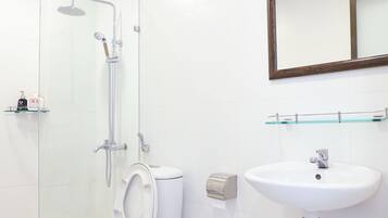 Phòng 4 Tiêu chuẩn, quang cảnh thành phố | Phòng tắm | Dép đi trong nhà, chậu vệ sinh/vòi rửa