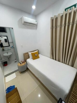 Single Room | Bathroom | Slippers - Shogun Hotel (Ho Chi Minh)
