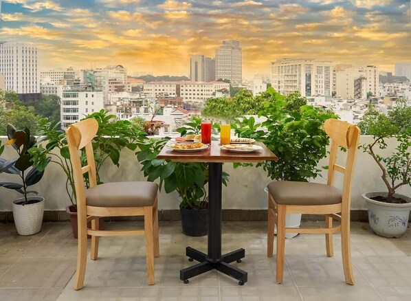 Outdoor dining - Shogun Hotel (Ho Chi Minh)