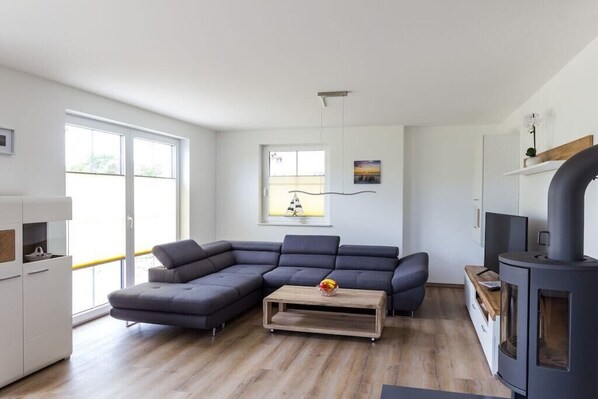 Smart-TV, Kamin, Bücher