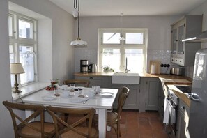 Fridge, oven, stovetop, dishwasher - Old Katen Glowe - Stürmann's Half (Glowe)