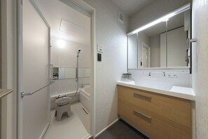 Combined shower/bathtub, hair dryer, towels, shampoo - MOMIJI TERRACE Hiroshima (Hiroshima-shi)