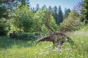 Eine Vogel-Skulptur in einer natürlichen Umgebung.