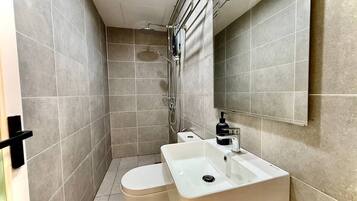 Luxury Apartment, 3 Bedrooms, City View | Bathroom | Shower, rainfall showerhead, free toiletries, hair dryer