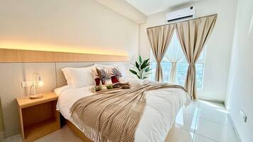 Un dormitorio moderno con cama, mesita de noche, lámpara y cortinas.