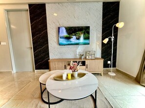 Luxury Apartment, 3 Bedrooms, City View | Living area