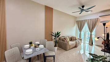Classic Apartment, City View | Dining