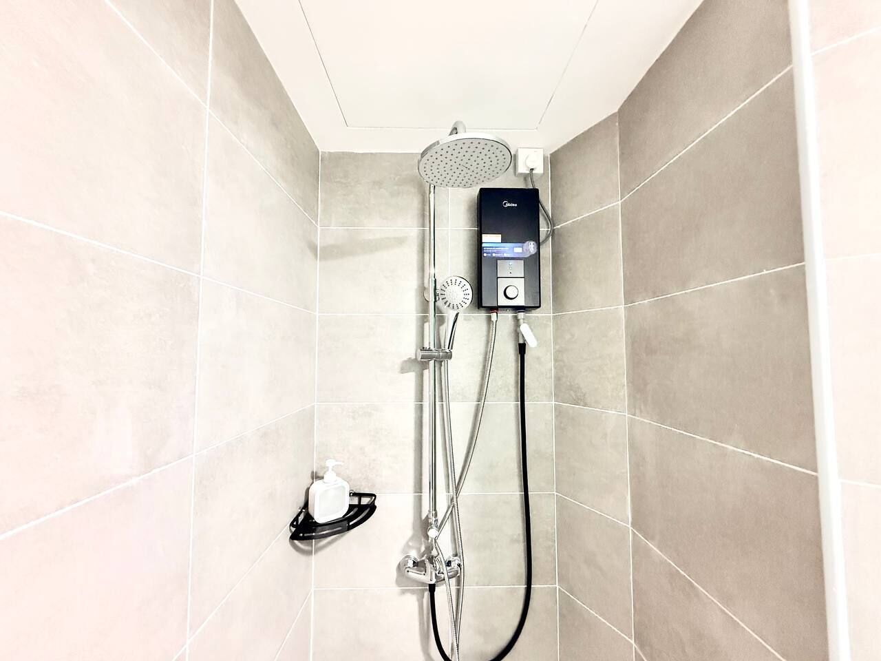Een douche met bedieningspaneel, douchekop en handdouche.