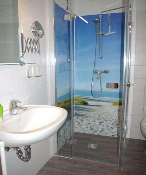 Bathroom - House Waldstraße, ground floor apartment (Ostseebad Prerow)