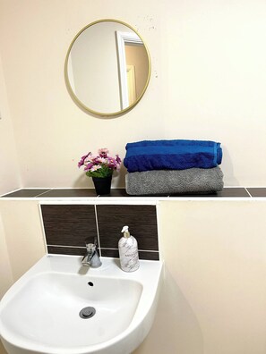 Shared Dormitory, 1 Bedroom, Accessible | Bathroom - Room-deluxe Private Room in a Flat W Fas (Wolverhampton)