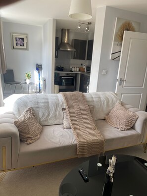 Shared Dormitory, 1 Bedroom, Accessible | Living room - Room-deluxe Private Room in a Flat W Fas (Wolverhampton)