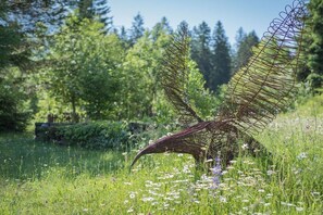 Une sculpture d’oiseau dans un environnement naturel.