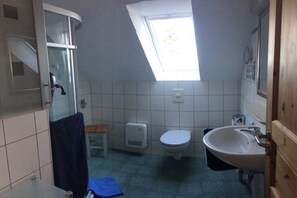 Bathroom - Holiday apartment with 2 bedrooms (Wendisch Langendorf)