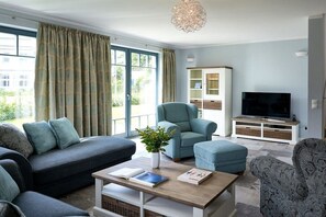 Smart TV, fireplace, DVD player, books