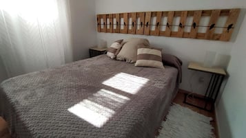 Tabla de planchar con plancha, wifi, ropa de cama
