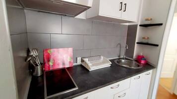 Een koelkast, een magnetron, een oven, een kookplaat