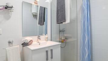 Ducha, secador de pelo y toallas