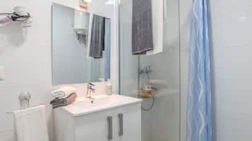Dusche, Haartrockner, Handtücher
