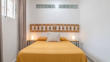 Planxa i posts de planxar, wifi i roba de llit