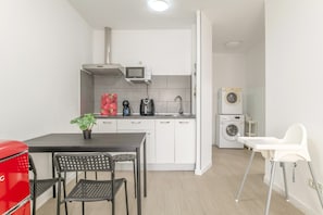 Een koelkast, een microgolfoven, een oven, een kookplaat