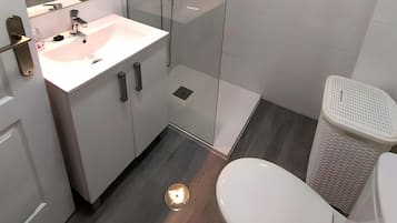 Ducha, secador de pelo y toallas