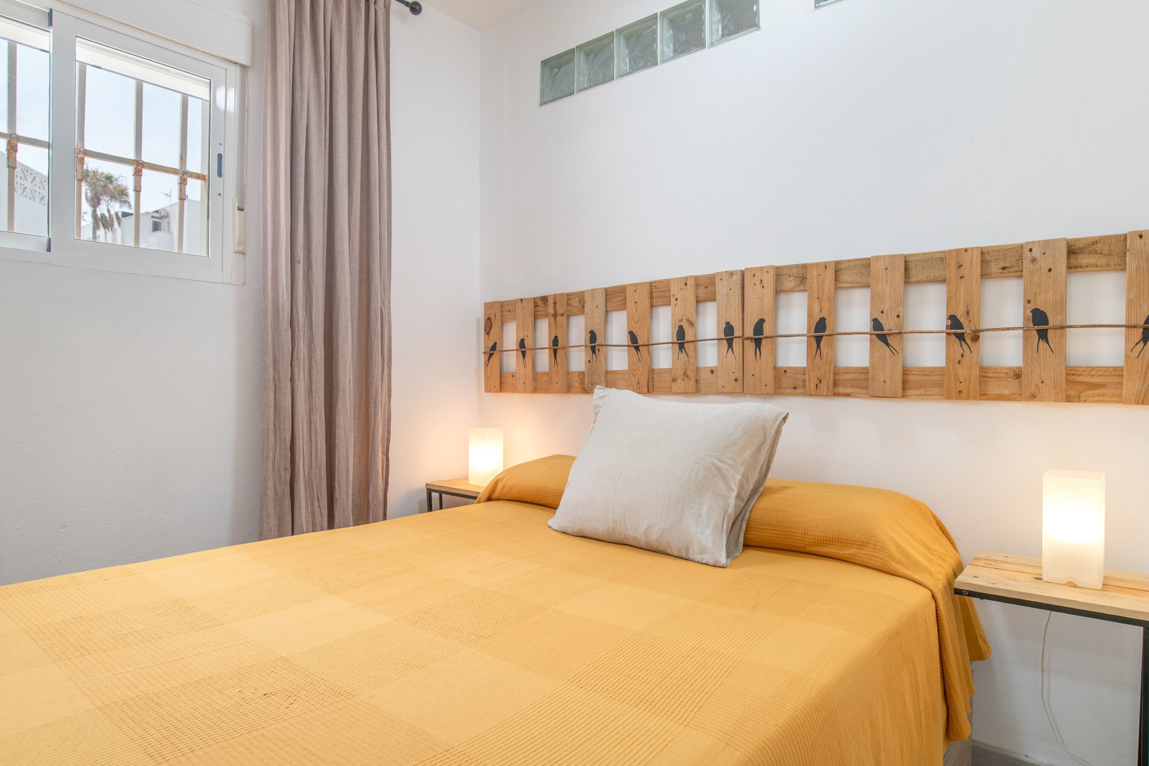 Tabla de planchar con plancha, wifi, ropa de cama