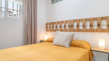 Tabla de planchar con plancha, wifi, ropa de cama
