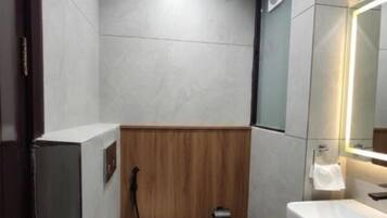 Dusche, kostenlose Toilettenartikel, Handtücher, Seife