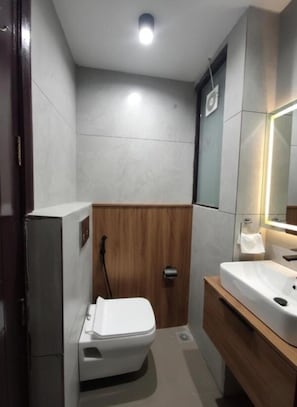 Shower, free toiletries, towels, soap - Giri Prime Inn Cyber City By OTABoostup (Gurugram)