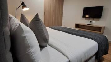 Deluxe Room | Desk, laptop workspace, free WiFi