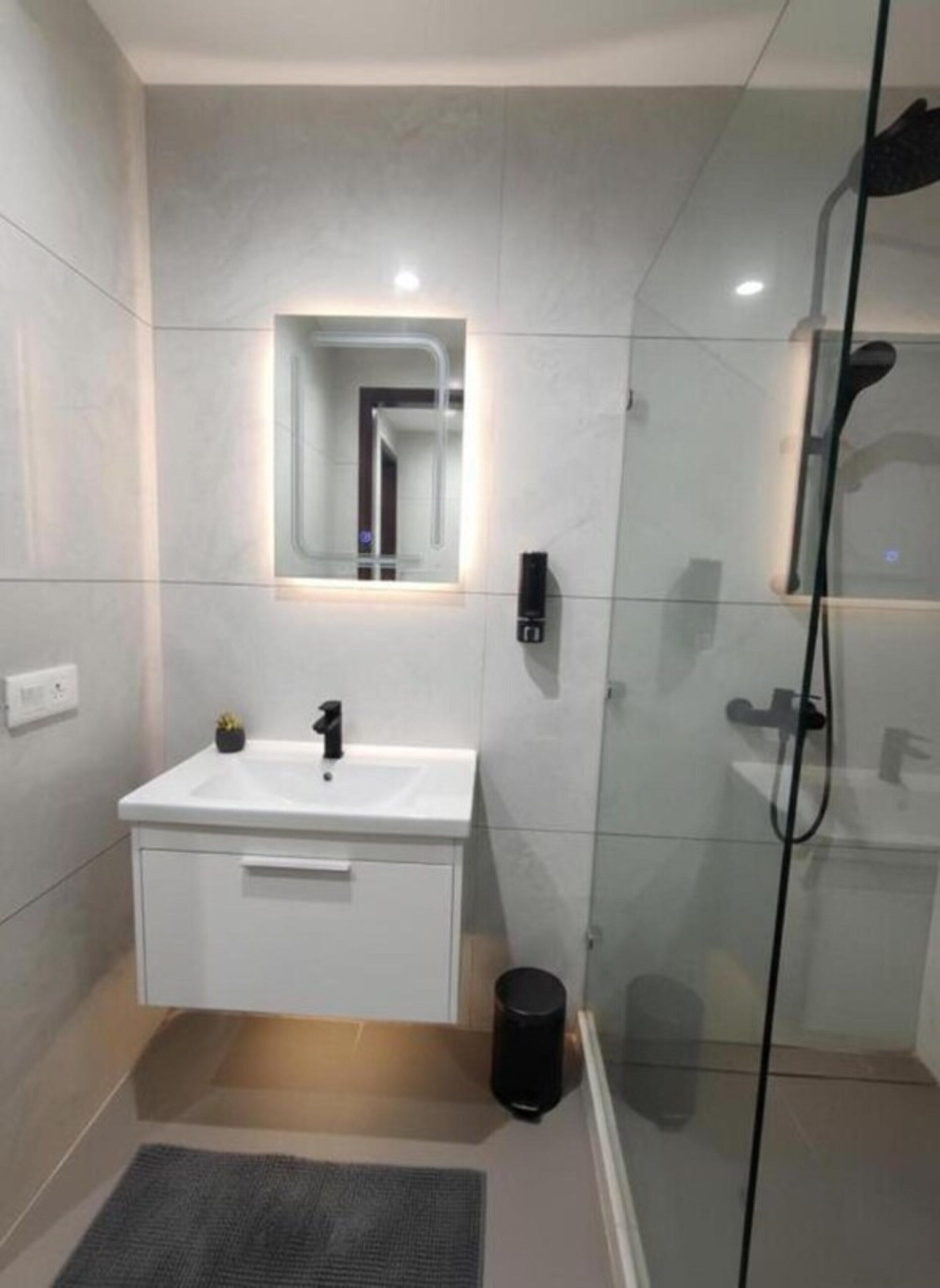 Deluxe-Zimmer | Badezimmer | Dusche, kostenlose Toilettenartikel, Handtücher, Seife