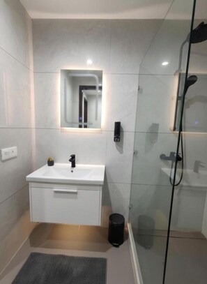 Bathroom - Giri Prime Inn Cyber City By OTABoostup (Gurugram)