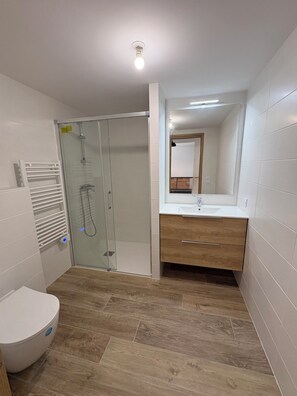 Shower, hair dryer, towels, toilet paper - Vrbo Property (Les Angles)