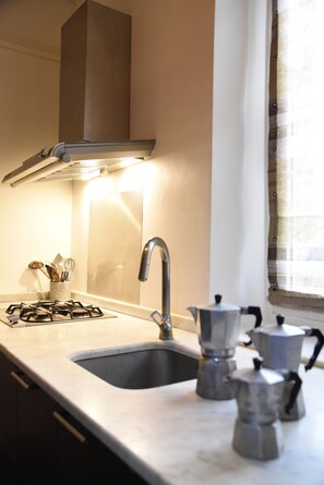A kitchen with a gas stove, sink, and coffee maker. - Driver's House (Saint-Rémy-de-Provence)