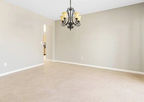 Interior - Soothing 1-bedroom house in lovely Madison perfect for relaxing stays (Madison)