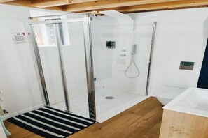 シャワー、ヘアドライヤー、タオル、石鹸