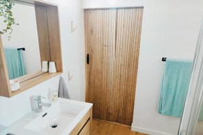 Shower, hair dryer, towels, soap - Vrbo Property (Tinténiac)