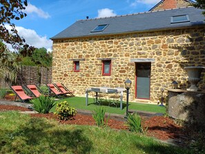 Outdoor dining - Vrbo Property (Tinténiac)