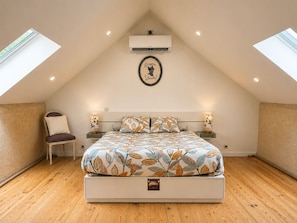 1 bedroom, travel cot, free WiFi, bed sheets - Country charm and character + Swimming pool (Tinténiac)
