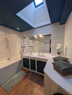 Shower, hair dryer, towels, toilet paper - Vrbo Property (Béost)