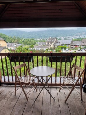 Outdoor dining - Vrbo Property (Béost)