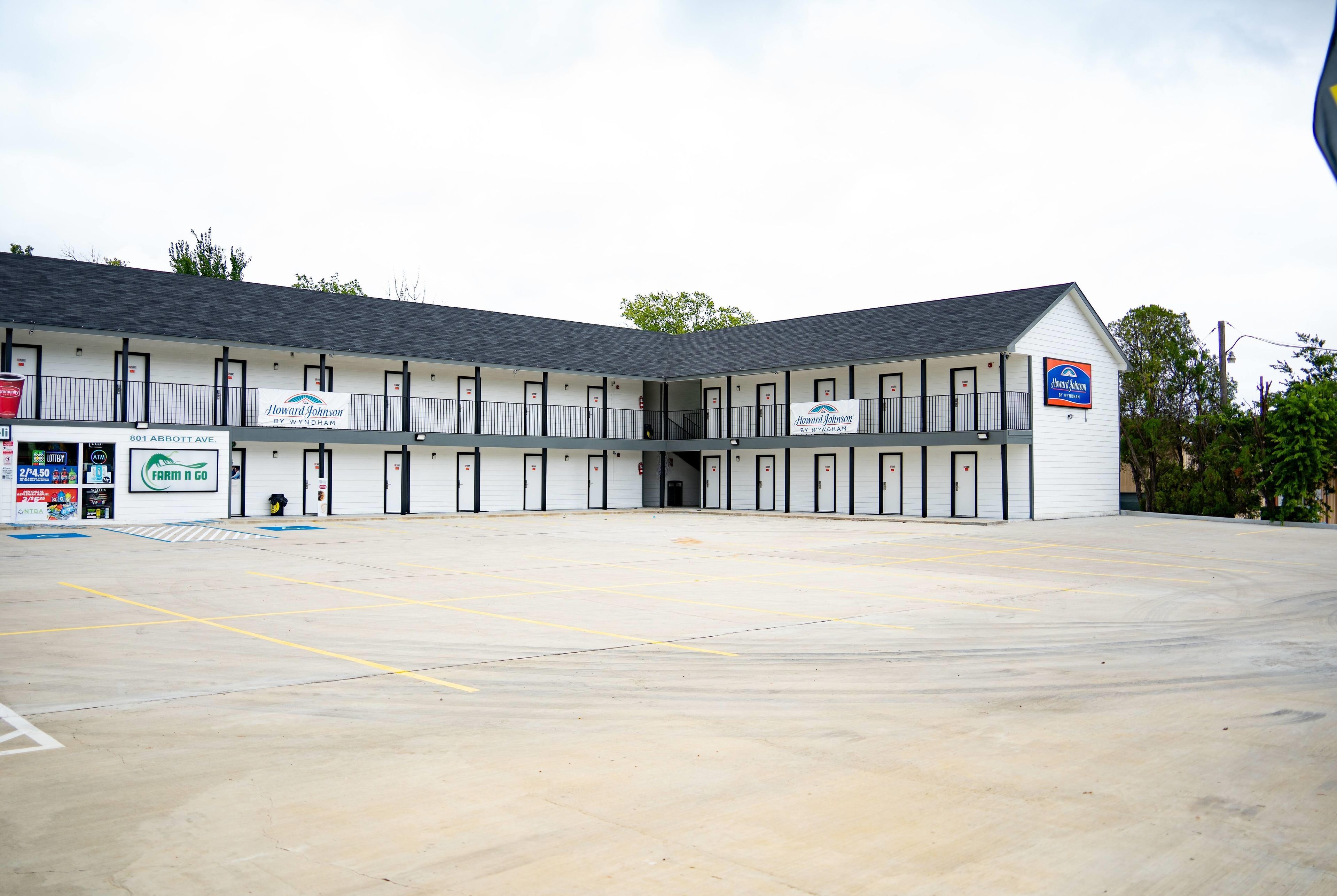 Un motel con patio central, varias habitaciones y un letrero de Howard Johnson by Wyndham.