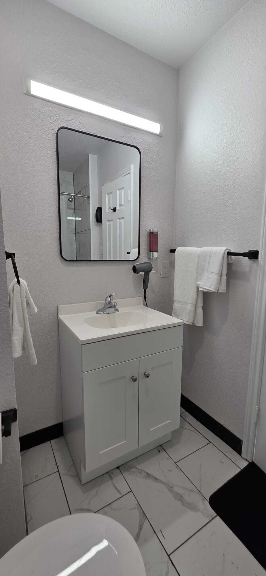 Room, 1 King Bed, Non Smoking | Bathroom