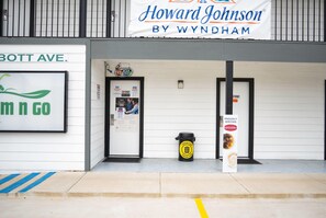 En butik med et skilt for Howard Johnson by Wyndham, en skraldespand og et skilt med rygning forbudt.