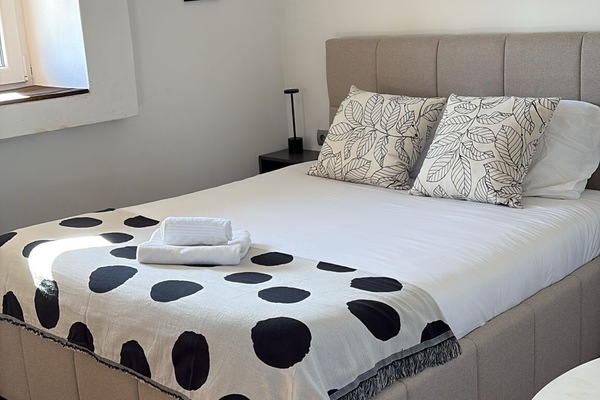 Dormitorio 2 con cama de matrimonio · Bedroom 2 with double bed