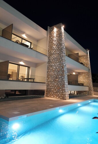 Almondo Suites | Premium Family Maisonette with Pool