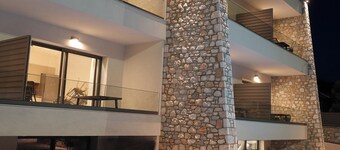 Almondo Suites | Premium Family Maisonette with Pool