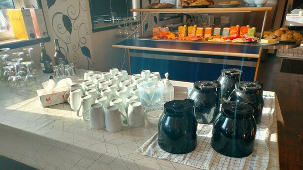 Ein Bereich mit Buffet und verschiedenen Speisen sowie Getränkeautomaten.